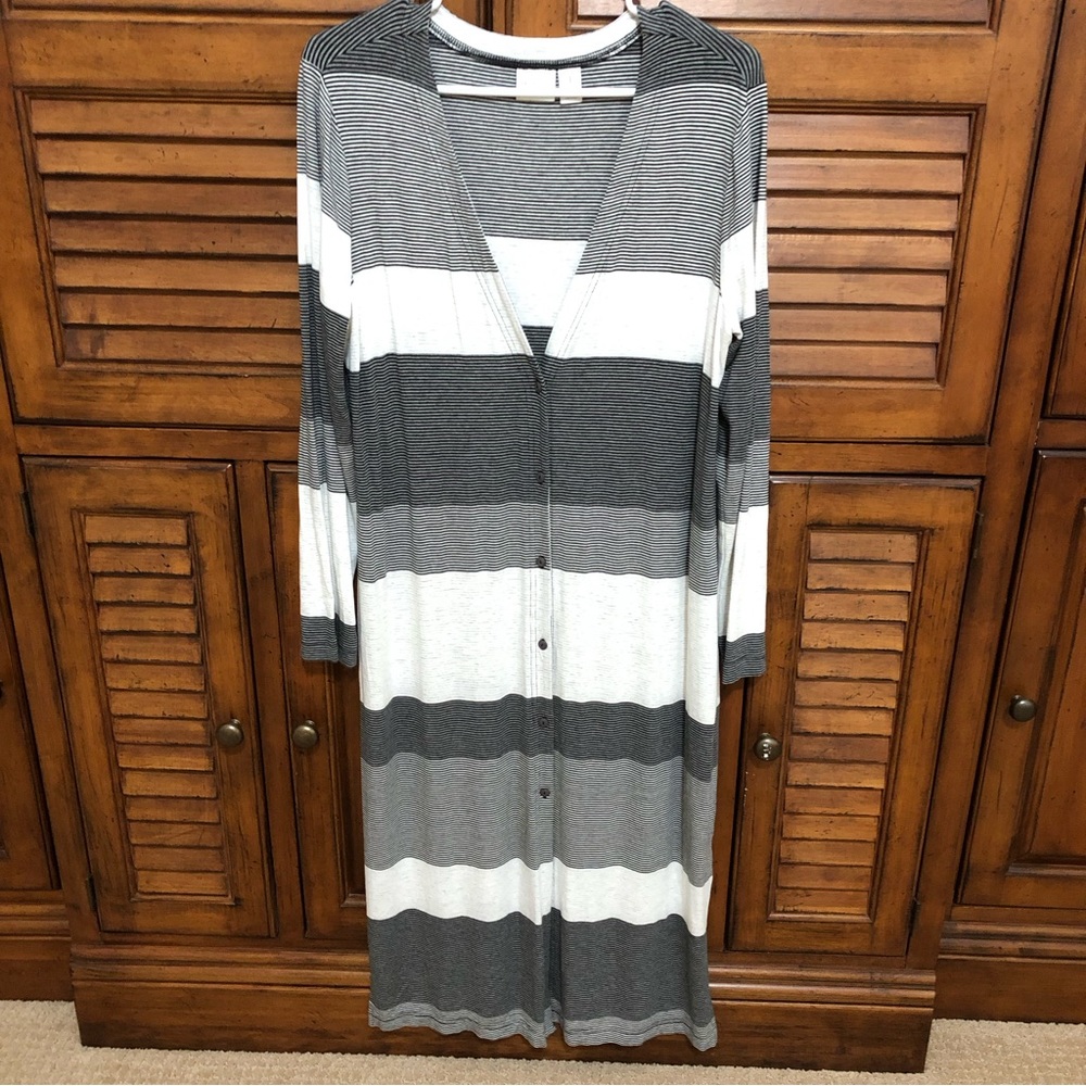 Chico’s Long 🖤Black, 🤍White, & 🩶Gray Striped Sweater -Size 1 Chico’s Sizing/8️⃣